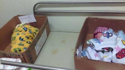 Los bebés fueron fotografiados en una caja de cartón en la sala de Labor y Parto del Hospital de Atlántida.