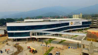 El Centro está casi terminado. Los encargados afinan detalles estéticos previo al primer evento social. Foto: Yoseph Amaya