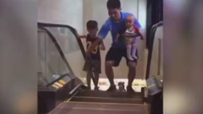 Las personas que visitan los centros comerciales pasan con miedo las escaleras.