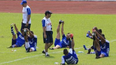 Los jugadores de Honduras durante los ensayos del estadio Olímpico de San Pedro Sula.