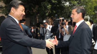 MEX36. CIUDAD DE MÉXICO (MÉXICO), 04/06/2013.- Fotografía cedida por Presidencia de México del mandatario de China, Xi Jinping (i), saludando a su homólogo mexicano, Enrique Peña Nieto (d), hoy, martes 4 de junio de 2013, durante una ceremonia oficial de bienvenida realizada en el Campo Marte, en Ciudad de México. Xi Jinping comienza una visita de Estado de tres días a este país, durante la cual ambas naciones esperan relanzar los lazos bilaterales y firmar varios acuerdos de cooperación. EFE/PRESIDENCIA DE MÉXICO/SOLO USO EDITORIAL