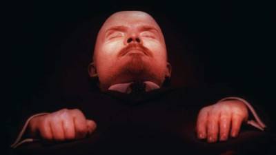 El cuerpo embalsamado de Lenin, en su tumba.