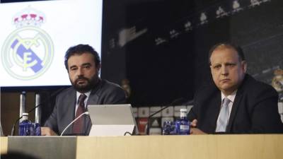 Miguel Angel Sánchez, director general del Real Madrid (i) y Javier López Farré, asesor jurídico del club (d), durante la rueda de prensa de este jueves. Foto EFE