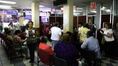 En el departamento de Control de Ingresos, muchas personas esperan cancelar sus deudas. foTO: Jorge Gonzales.