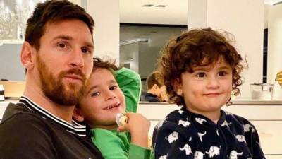 Lionel Messi compartió esta imagen junto a sus hijos Mateo y Ciro en casa.