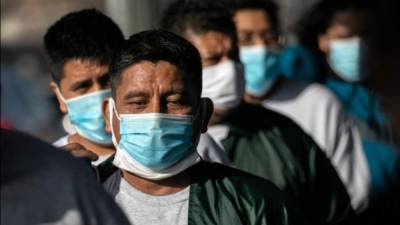 Mexicanos cruzan el Puente Internacional Gateway hacia México después de ser deportados por las autoridades de inmigración de Estados Unidos. AFP