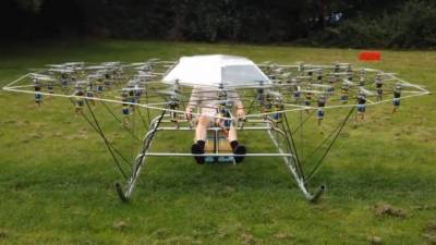 El prototipo aéreo vuela a poca altura.