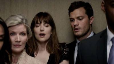 Esta es la segunda entrega de la trilogía '50 Sombras de Grey' que muestra la intensa relación de Anastasia Steele y Christian Grey.