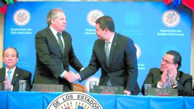 Luis Almagro y Juan O. Hernández en la firma.