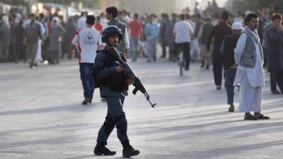 Un soldado patrulla el lugar de un atentado suicida en Kabul (Afganistán). EFE/Archivo