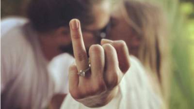 ¡Casada! Margot confirmó su boda con Tom Ackerely publicando esta peculiar imagen de su anillo en Instagram.