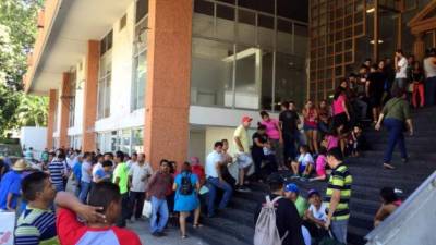 Centenares de migrantes de Centroamérica forman a diario largas filas ante las oficinas de la Comar en Tapachula, Chiapas, para solicitar refugio.