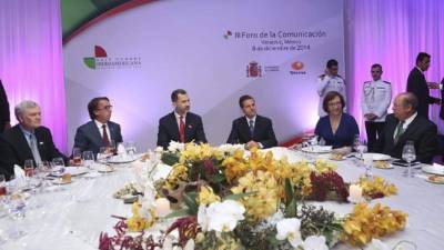 El rey Felipe VI, y el presidente de México, Enrique Peña Nieto, entre otros, durante una cena ofrecida en Veracruz (México) con motivo del Tercer Foro de la Comunicación, en el marco de la XXIV cumbre Iberoamericana. EFE/Francisco Gomez Resina