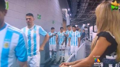 Ines Sainz a la espera de Lionel Messi.