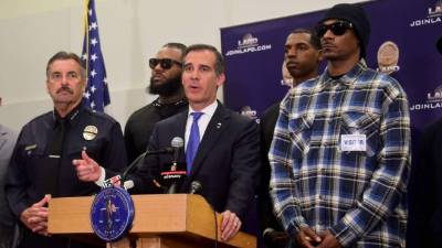 El alcalde de Los ángeles, Eric Garcetti, busca abrir un fondo de $10 millones para asesorar a inmigrantes. AFP