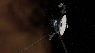 El lanzamiento de la sonda Voyager 2 fue el 20 de agosto de 1977 desde la base de Cabo Cañaveral y están a 21 mil millones de kilómetros del Sol.