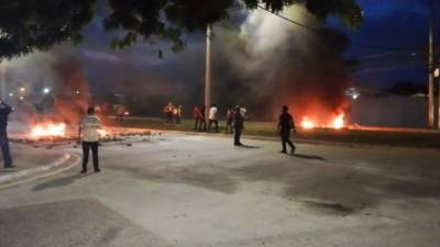 Los pobladores cerraron las vías en la 33 calle con piedras y llantas quemadas.