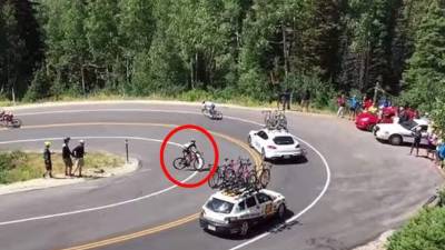 El deportista impacto contra un vehículo.