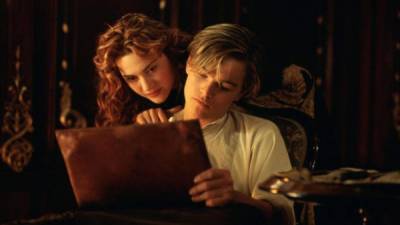 Los personajes de Kate Winslet y Leonardo DiCaprio en una de las escenas de la película Titanic.