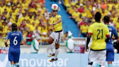 BOG310. BARRANQUILLA (COLOMBIA), 05/09/2017. El jugador de la selección Colombiana de Fútbol Radamel Falcao (c), cabecea un balón ante la selección de Brasil, hoy, martes 9 de septiembre de 2017, durante su partido por las eliminatorias al Mundial de Rusia 2018 ante Brasil hoy, martes 05 de septiembre de 2017, en el estadio Metropolitano Roberto Meléndez en Barranquilla (Colombia). EFE/FERNANDO BIZERRA JR