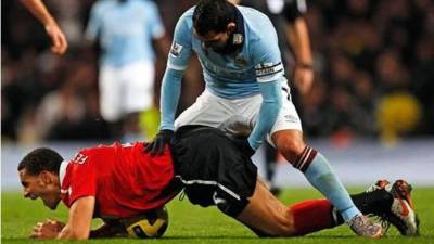 Carlos Tévez tuvo un lance con Rio Ferdinand donde parece está buscando nuevos lugares para extraer petróleo.