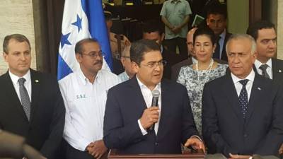 El presidente de Honduras, Juan Orlando Hernández, entregó al presidente del Congreso Nacional, Mauricio Oliva, el anteproyecto de ley del nuevo Código Tributario.