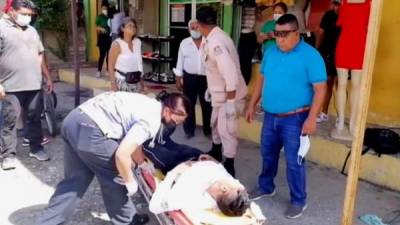 Paramédicos atendieron al guardia de seguridad herido en el suceso.