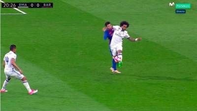 Marcelo propinó un codazo a Messi.