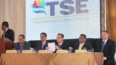 Los integrantes del Tribunal Supremo Electoral presidieron el sorteo de las posiciones en la papeleta.