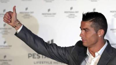 Cristiano Ronaldo saluda a las personas que asistieron a la inauguración de su nuevo hotel en Lisboa. Foto EFE