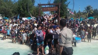 Miles de turistas se aglomeraron en las cristalinas playas de la isla Gili Trawangan, estremecida por el potente terremoto de magnitud 6.9 que dejó más de 90 muertos en Indonesia.
