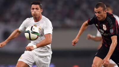 Cristiano Ronaldo pelea la pelota con el defensa Luca Antonelli.