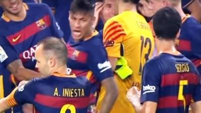 Neymar reaccionó molesto.