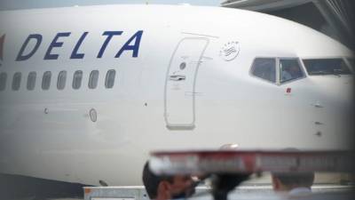 Los pilotos cuando aún se encontraban en la cabina del avión de Delta afectado por el ave.