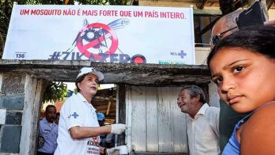 La presidenta Dilma Rousseff en uno de los barrios de Río de Janeiro. afp