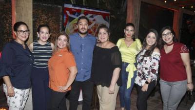 Anfitriones. Doris Peña de Rivera, Tania Nuila, Kenia Santos, Efraín Corea, Isabel Sabillón de Díaz, Nelly Handal, Meggan Rubio y Mariola Hernández.
