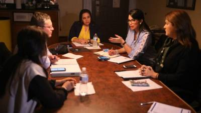 La primera dama hondureña coordina la Fuerza de Tarea de Atención al Migrante que, con otras autoridades locales, trabajan de forma conjunta para concienciar a la población sobre los riesgos de la ruta migratoria hacia Estados Unidos.