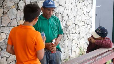 <b><span class=mln_uppercase_mln>Parientes de los hermanos Hilda Suyapa y Misael José Orellana llegaron ayer a la morgue forense a reclamar los cuerpos.</span></b>