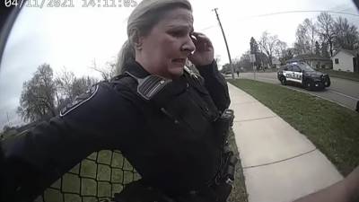 La Defensa divulgó un video de la oficial de policía momentos después de que matara a un sospechoso tras confundir su táser con su arma de servicio.