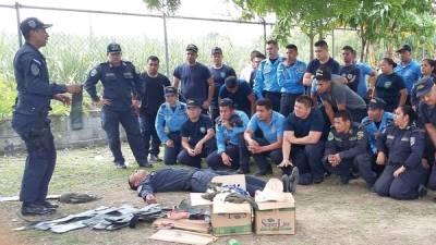 Policías durante los entrenamientos de atención a heridos.