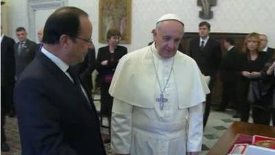 Después del encuentro los dos aparecían más relajados y como es tradición intercambiaron regalos.