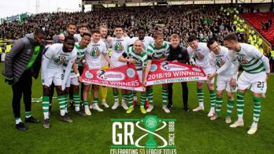 Los jugadores del Celtic celebrando el nuevo título de la Liga Escocesa.