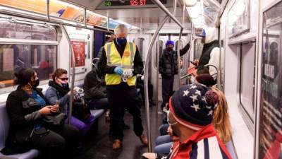 El presidente y director ejecutivo de Transporte Metropolitana (MTA) donde aparece Patrick J. Foye, mientras reparte mascarillas en un metro de Nueva York (EE.UU). EFE