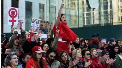 Mujeres protestando frente al Hotel Trump en Washington D.C. en el #DíasinMujeres en EUA. AFP.