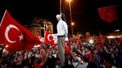 Manifestantes cuelgan una imagen del clérigo turco musulmán Fethullah Gulen, fundador del movimiento Gulen, durante una protesta en la Plaza Taskim en Estambul (Turquía), el pasado mes de julio. EFE