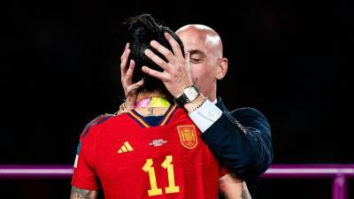 Luis Rubiales le dio un polémico beso a la jugadora de la selección de España, Jenni Hermoso en la final del Mundial Femenino 2023.