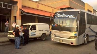 El cuerpo del oficial quedó en el interior del bus que viaja de Tegucigalpa-San Pedro Sula.
