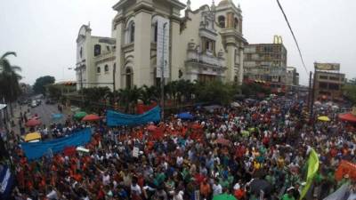 Cada sindicato está preparando sus pancartas y monigotes representando algunas figuras públicas y cuya quema es una tradición cada 1 de mayo.