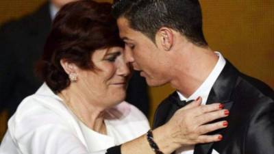 La madre de Cristiano Ronaldo la está pasando mal por las acusaciones de violación que ha recibido el crack luso.