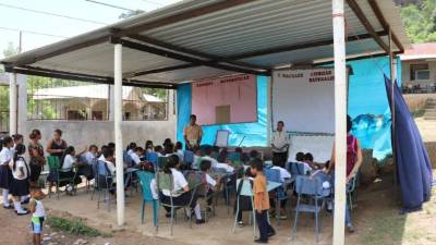 Los padres de familia y maestros construyeron la galera en enero. Fotos: Efraín V. Molina